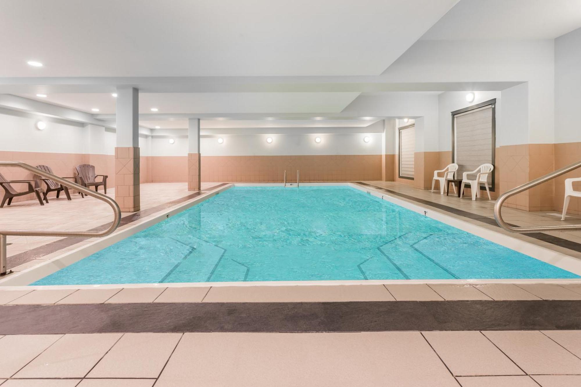 Ramada By Wyndham Hinton Hotel Екстериор снимка